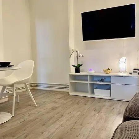 1 Bed Apartment In Zone 2, Minutes From Oval Tube.